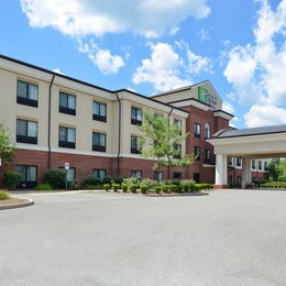 Holiday Inn Express Suites Fairmont Pleasant Valley - 