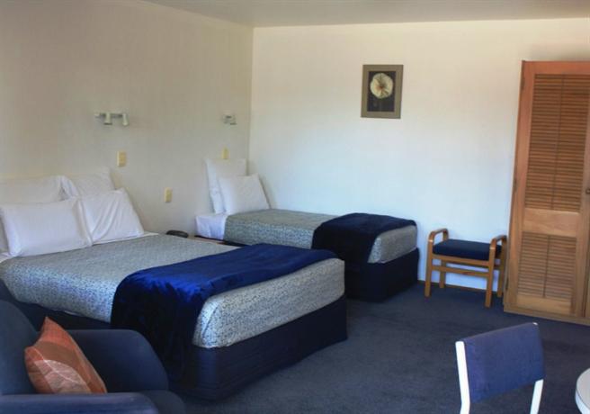 Cascades Lakefront Motel