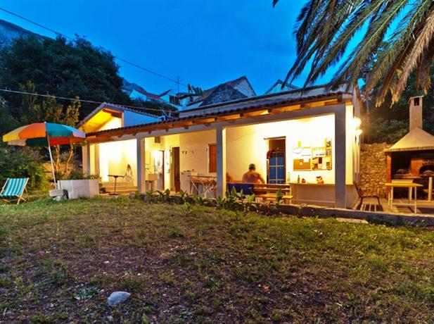 Subtub Hostel Makarska