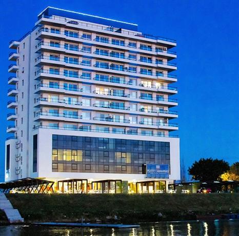 Puerto Amarras Hotel & Suites