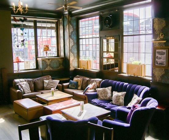 더 월러스 바 & 호스텔, The Walrus Bar and Hostel