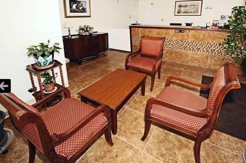 Bastrop Inn Compare Deals
