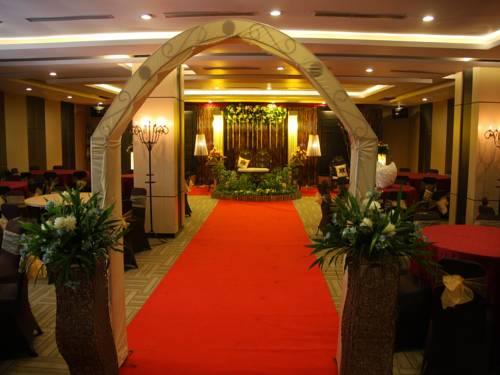 Orchardz Hotel Pontianak - Compare Deals