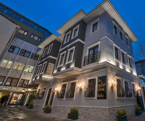 더 밀리언 스톤 호텔, The Million Stone Hotel