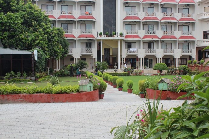 suryaa hotel varanasi