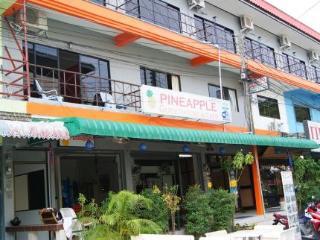 Phuket Guest Friendly Hotels - Pineapple Guesthouse