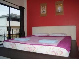 Phuket Guest Friendly Hotels - Pineapple Guesthouse
