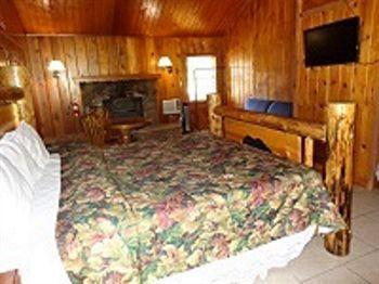 Mountain Trail Lodge And Vacation Rentals Oakhurst Compare Deals