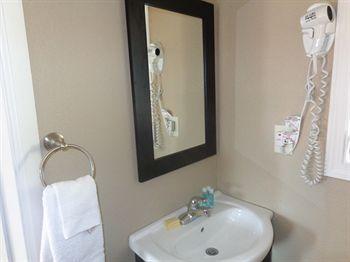 Mountain Trail Lodge And Vacation Rentals Oakhurst Compare