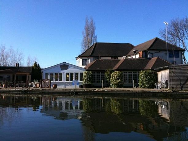 The WatersEdge Canal Cottages