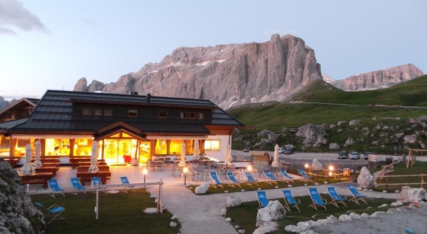 rifugio passo sella hotel