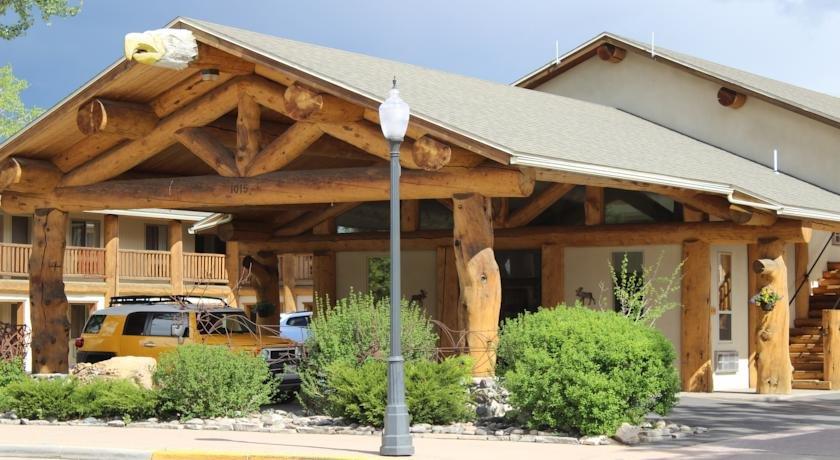 Moose Creek Lodge and Suites