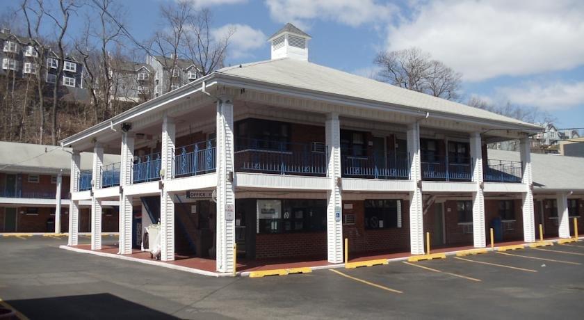 Days Inn Elmsford Compare Deals