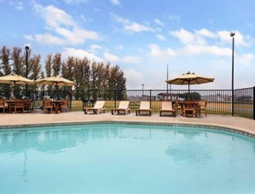 Travelodge By Wyndham Lemoore Near Naval Air Station Compare Deals