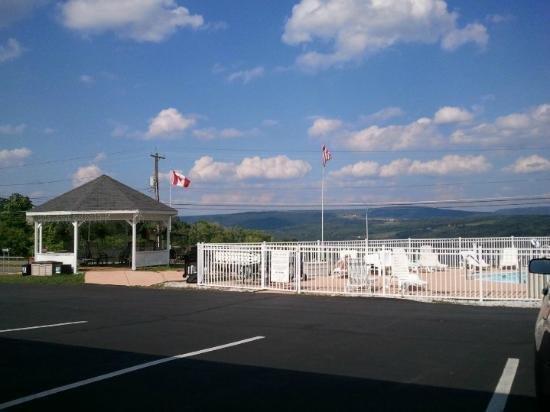 Longhouse Lodge Motel
