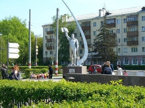 Нижний новгород ленинский. Памятник космонавту Комарову в Нижнем Новгороде. Памятник Комарова Нижний Новгород. Ленинский район памятник Комарова Нижний Новгород. Пр Ленина памятник космонавту Комарову.