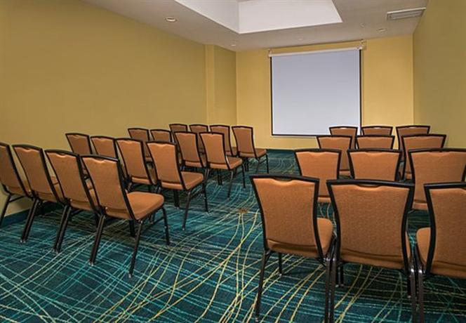 Laguardia airport parking deals Let the New York LaGuardia Airport Marriott be your home base during your visit to Queens, New York City. Boasting an unbeatable location close to Manhattan and less than one mile from LaGuardia Airport, our hotel offers everything you need for a refreshing stay.