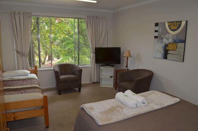 Thb Alpine Park Riverside Cottages Hotel In Porepunkah