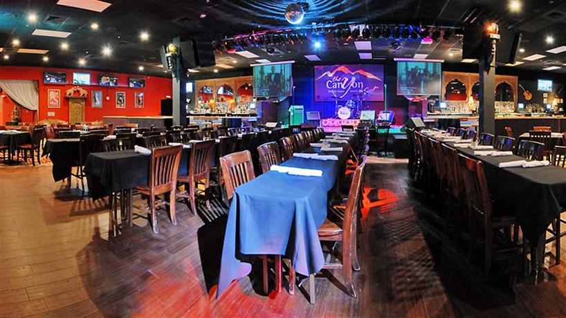 4 queens casino restaurants