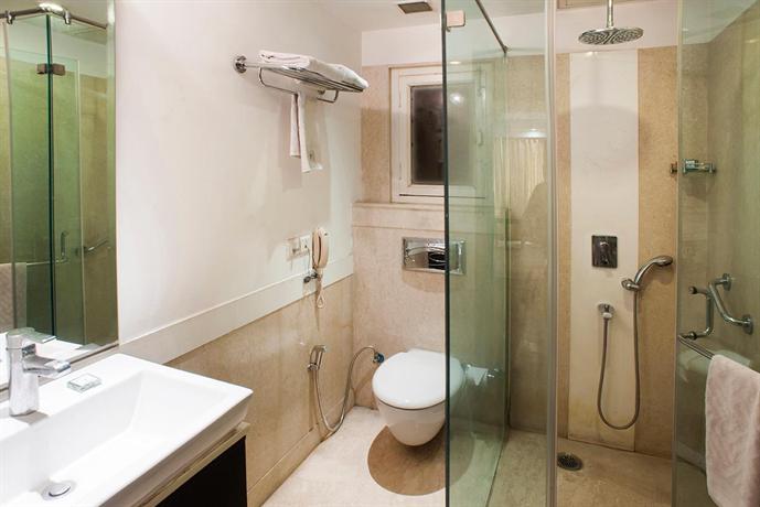 Vista Woods Hotel Gurgaon Pool