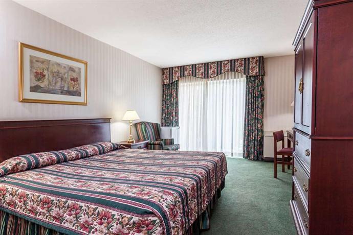 Howard Johnson Inn & Suites East Toronto