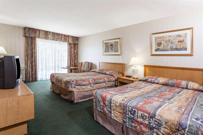 Howard Johnson Inn & Suites East Toronto