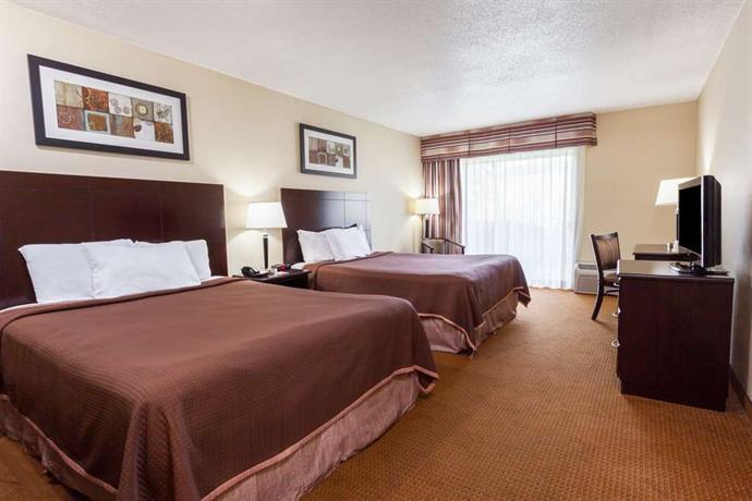 Howard Johnson Inn & Suites East Toronto