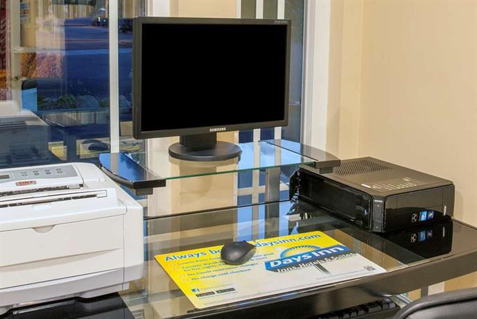 Days Inn & Suites Fountain Valley