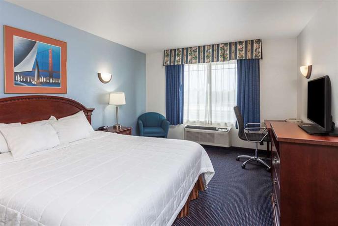 Days Inn & Suites Fountain Valley