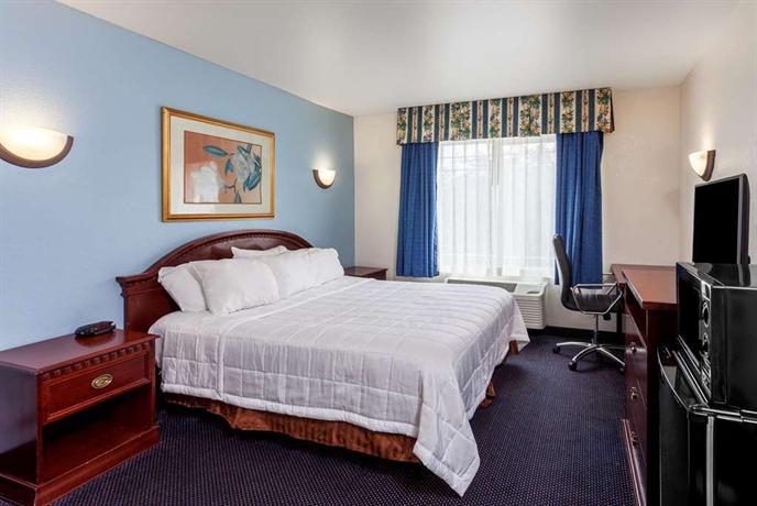 Days Inn & Suites Fountain Valley