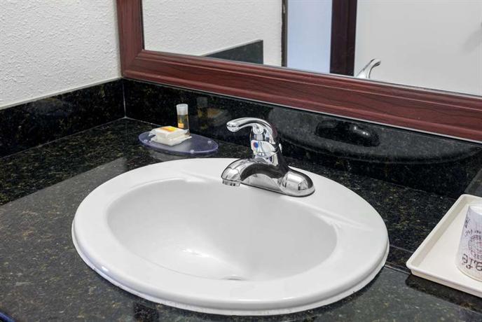 Days Inn & Suites Fountain Valley