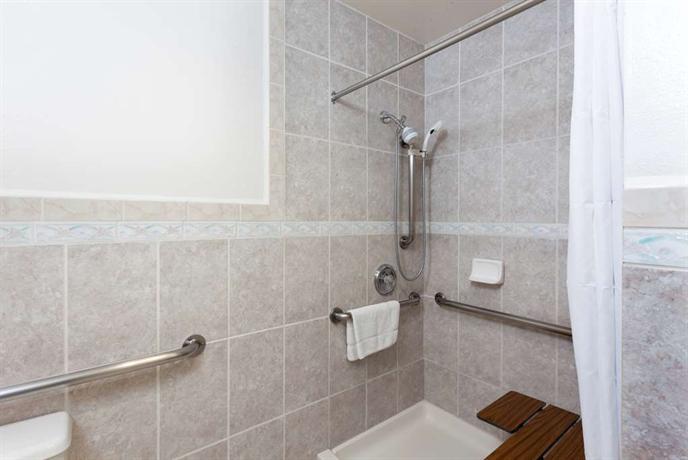 Days Inn & Suites Fountain Valley