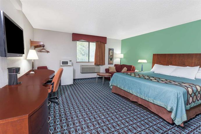 Super 8 Motel Sterling Heights - Compare Deals