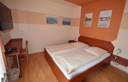 Hotel Garni Haus Zum Gutenberg Hallbergmoos Compare Deals