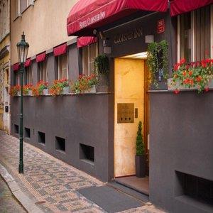 클로이스터 인 호텔, Cloister Inn Hotel