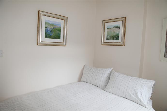 Zone 2 bright London apartment