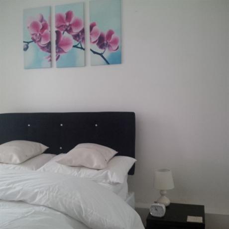 Homestay in Stratford near Maryland Railway Station