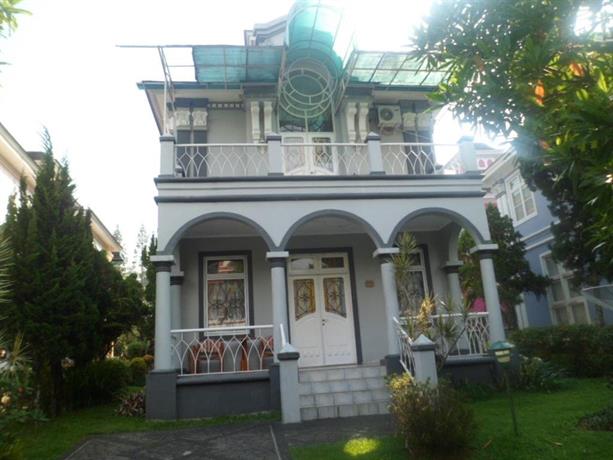 Villa Kota Bunga CC8  18, Pacet  Compare Deals