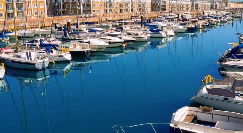 Seaview 2 bedroom apartment Brighton Marina