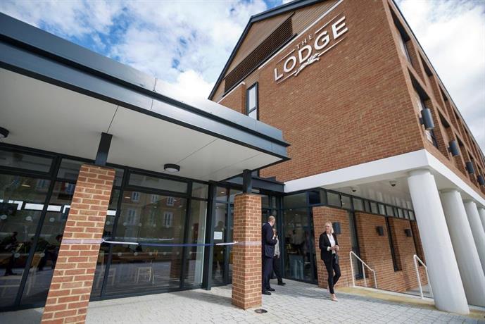 Find Hotel In Newbury Racecourse Deals And S Findhotel The Lodge Greenham