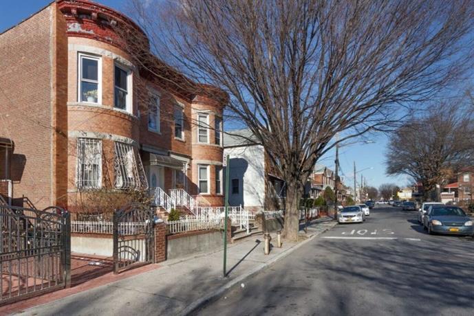 Homestay in East Flatbush near Saratoga Avenue (IRT New Lots Line)
