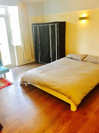 Homestay in Edgware near Mill Hill Broadway Railway Station