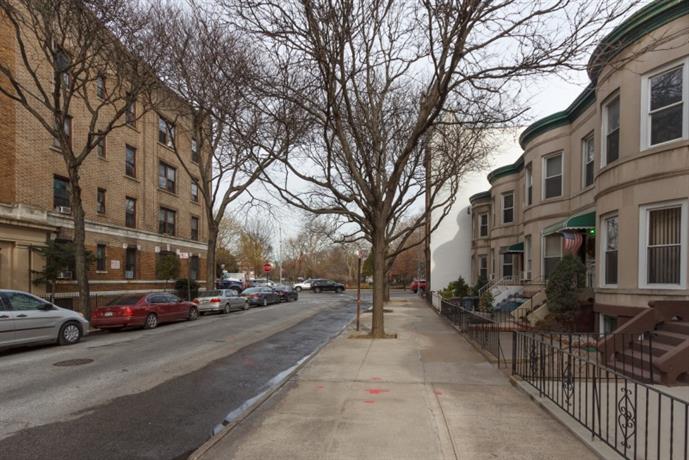 Homestay in Flatbush near Church of the Holy Innocents