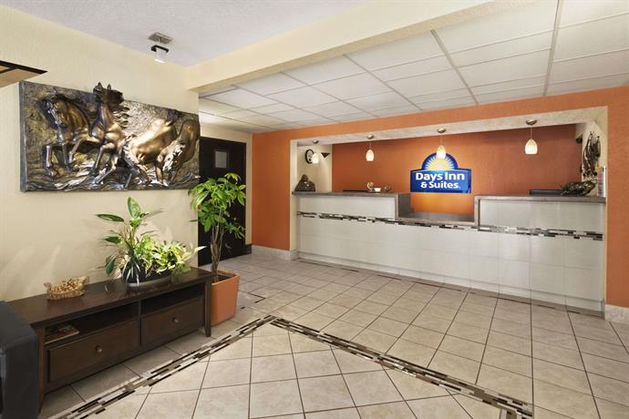 Days Inn Suites By Wyndham Stevens Point Compare Deals - 