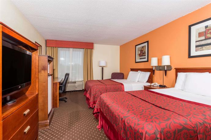 Days Inn Suites By Wyndham Bloomington Normal Il Bloomington