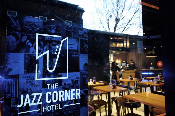더 재즈 코너 호텔, The Jazz Corner Hotel