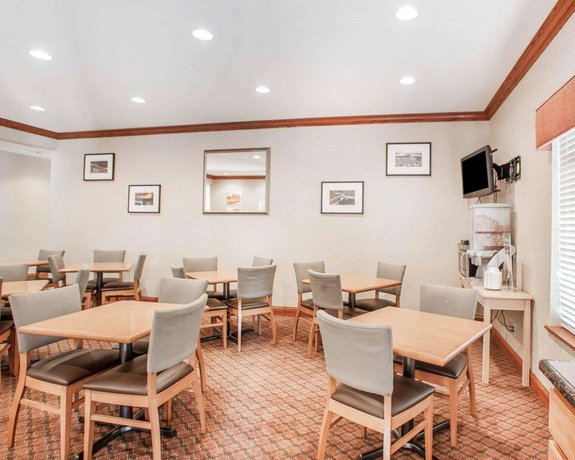 Quality Inn Lake Of The Ozarks Lake Ozark Compare Deals