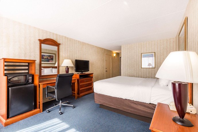Clarion Hotel Williamsburg Compare Deals