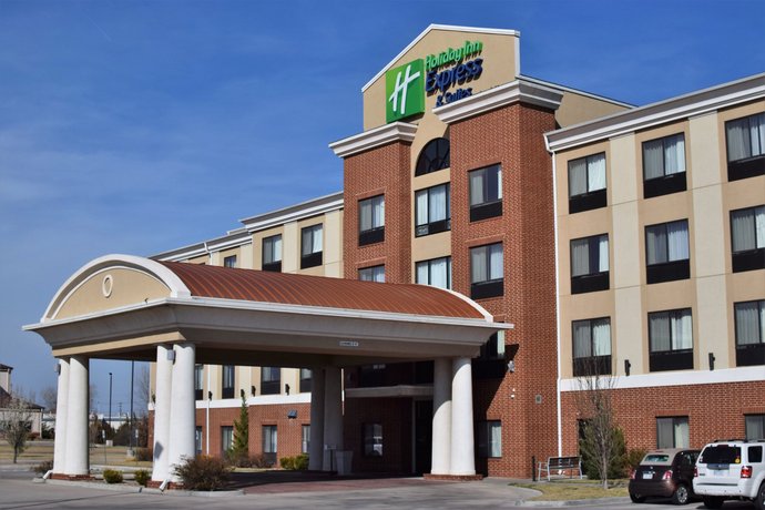 Holiday Inn Express and Suites Pratt