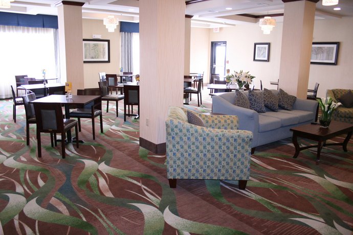 Holiday Inn Express and Suites Pratt